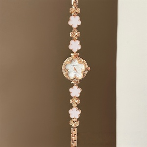 Reloj de Cuarzo Ovalado Clásico Retro para Dama, Diseño de Trébol de Cuatro Hojas, Aleación de Acero Inoxidable, Lujoso - Product Image 2