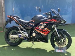 La <span class=keywords><strong>moto</strong></span> sportive <span class=keywords><strong>Kawasaki</strong></span> H2 2025, équipée d'un moteur de 400 cm3 et d'une transmission à 6 vitesses, pleine d'énergie - Product Image 4