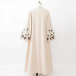 Elegantes Besticktes Organza-Abaya-Kaftan-Kleid mit Ausgestellten Ärmeln, Blumenmuster und Kontrastfarben, Luxuriöse Modest-Mode für Damen - Product Image 5