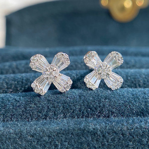 Orecchini a perno con cristalli a forma di fiore per donna, accessori moda minimalisti per l'uso quotidiano - Product Image 6