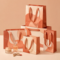 Sacs en papier laminés mats écologiques avec logo imprimé UV personnalisé pour cosmétiques, parfums, cadeaux