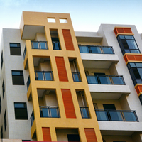 Rampe en aluminium avec traitement anti-corrosion, design moderne, protection UV, installation facile, sécurité pour balcon extérieur, résidentiel