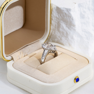 Bague de fiançailles Messi Jewelry MSR-1721 en or 14 carats avec diamant de laboratoire IGI en forme de poire et diamants baguette sur les côtés - Product Image 5