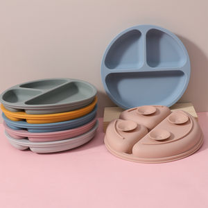 Ensemble d'alimentation pour bébé : bol à ventouse en silicone, tasse à bec, bavoirs et assiette souple en silicone de qualité alimentaire - Product Image 1
