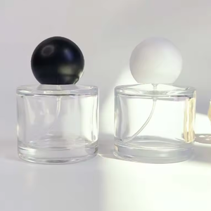En stock Botella de perfume redonda de vidrio de 30ml con tapa esférica blanca Push-Up Viales - Product Image 2