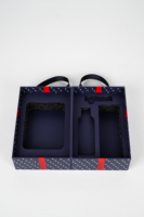 Boîte cadeau personnalisée de style livre à double ouverture, imprimé pois bleu marine et blanc, avec poignée en ruban noir, insert en mousse EPE personnalisé, recyclable