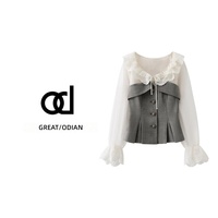 1516 - Blouse style français à empiècements, col à volants en dentelle, manches évasées en mousseline, gris patchwork, coupe ajustée