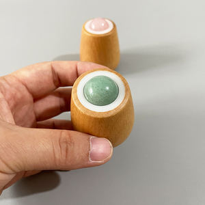 スキンケアとアイ用に設計されたローラーとハンドマッサージャーを含むフェイシャルマッサージツール木製ハンドル翡翠素材が特徴 - Product Image 6