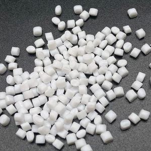 Flocons de bouteilles PET recyclées 100 % transparentes de qualité supérieure pour la fabrication de haute pureté, matériau robuste et durable pour le moulage de fibres - Product Image 3