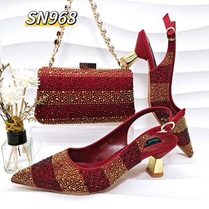 2024 ensemble de sacs <span class=keywords><strong>à</strong></span> chaussures Girly <span class=keywords><strong>à</strong></span> la mode de conception italienne, sac <span class=keywords><strong>à</strong></span> fermeture en métal de décoration de diamant complet et décoration de chaîne brillante talons hauts - Product Image 5
