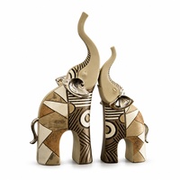 Figurines modernes en résine beige représentant une mère éléphant et un jeune éléphant, avec motif géométrique, pour la décoration de salon, de bureau ou de table.