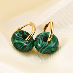Boucles d'oreilles Huggie 18 mm en pierre de malachite verte plaquées or, bijoux pour femmes, cadeau, boucles d'oreilles tendance - Product Image 1
