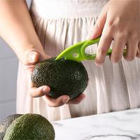 3-in-1 avocado-snijder, -pitter en -lepel van plastic voor het snijden, pletten en scheppen van avocado's, mango's en peren
