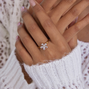 J & D时尚18k金不锈钢五瓣花白色锆石简约女性珠宝戒指 - Product Image 1