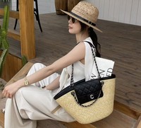 Sac fourre-tout de plage en paille tressée tendance 2026 pour femme, avec garniture en cuir véritable, ajouré, grande capacité, sac à bandoulière d'été avec chaîne