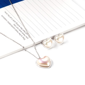 Parure de bijoux tendance en acier inoxydable plaqué or 18 carats avec pendentif cœur épais et perles, collier et boucles d'oreilles, en promotion - Product Image 6