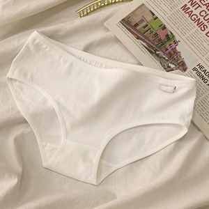 Vente chaude Sous-vêtements pour femmes en pur coton Taille basse Couleur unie Culottes triangulaires pour filles Taille XL Respirant Sans couture Logo personnalisé - Product Image 5