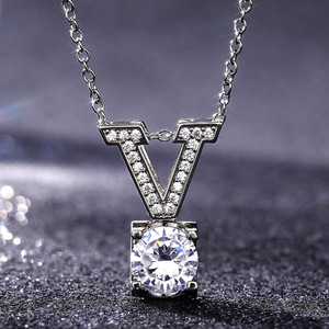 Collana con ciondolo a forma di lettera V per donna, gioielli di moda in stile europeo americano - Product Image 1