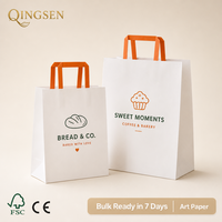 Sacs shopping en papier blanc personnalisés OEM avec logo de boulangerie imprimé, poignées plates en ruban, durables, réutilisables, recyclables pour les aliments et les cafés