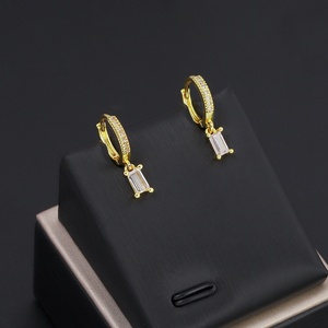 Boucles d'oreilles créoles en laiton plaqué or 24 carats avec zircon, design goutte tendance, géométriques classiques, vente en gros usine Jxx pour femmes - Product Image 4