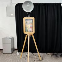 Photomaton rétro en bois abordable pour selfies et appareils photo reflex. Comprend un support d'imprimante et un écran tactile de 18,5 pouces.