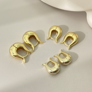 Juego de Tres Aros de Oreja en Oferta, Aros Lisos Únicos Chapados en Oro de 18K, Joyería de Moda para Mujer - Product Image 2