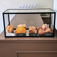 Vitrine de présentation alimentaire en acrylique à double niveau, haute transparence, avec cadre en métal doré, comptoir robuste et durable pour restaurant