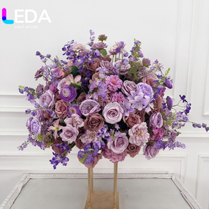 Boule de fleurs artificielles de luxe LEDA pour décoration de mariage, 80 cm, centre de table en fleurs de soie violettes - Product Image 6