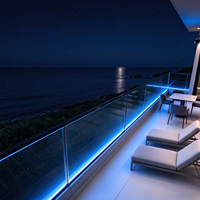 Système de balustrade en verre LED extérieur certifié CE, rampe d'escalier en verre, balustrade de balcon en verre pour projets hôteliers, villas et bord de mer