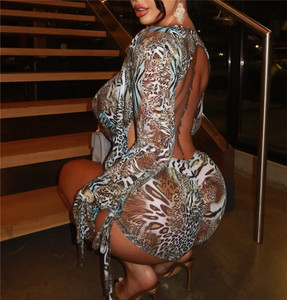 Completo due pezzi leopardato da <span class=keywords><strong>donna</strong></span>: top sexy con scollo a campana, maniche a campana e schiena scoperta, e pantaloncini a ciclista elasticizzati - Product Image 5