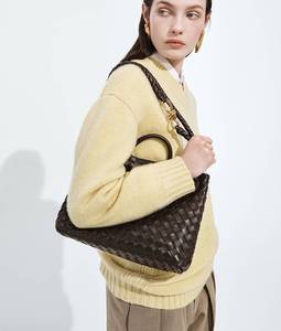 Sac à main Bottega BV Andiamo en cuir Intrecciato souple avec détail de nœud signature et bandoulière coulissante Veneta - Product Image 1