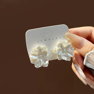 ต่างหูแฟชั่นรูปดอกไม้สีขาวสำหรับผู้หญิง ต่างหูระย้าคริสตัลเปลือกหอยมุกยาว ดีไซน์ทันสมัย เหมาะสำหรับงานปาร์ตี้ ของขวัญ เครื่องประดับ - Product Image 5