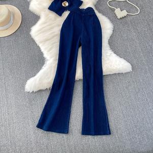 Стильный и шикарный наряд: джинсовый жилет без рукавов с круглым вырезом и металлическими пряжками в сочетании с широкими брюками с высокой талией. - Product Image 6