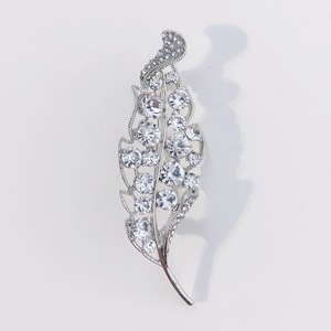 卸売プライベートラベルカスタムレーザーカット金属ブローチピン3Dエンボス加工ロゴジュエリーグレードステンレススチール用ヒジャーブスカーフ - Product Image 4