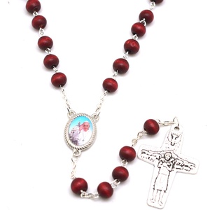 Chapelet en bois <span class=keywords><strong>rouge</strong></span> parfumé à la rose avec croix du Pape, perles de 5*6 mm, image du Pape François, chapelet avec boîte du Pape, design pour anniversaire - Product Image 4