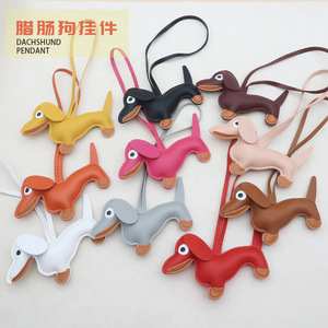 En stock, Pendentif de sac en PU et accessoire pour coque de téléphone, motif dessin animé de chien teckel au design épuré et très populaire, modèle créatif pour voiture, fabriqué en Chine - Product Image 2