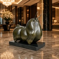 Statue de taureau en bronze moderne sur mesure sur socle en marbre - Finition vert-brun, entièrement adaptée aux spécifications, sculpture en bronze