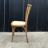 Chaise empilable rustique française en PP à dossier croisé pour événements extérieurs et mariages (vente en gros)
