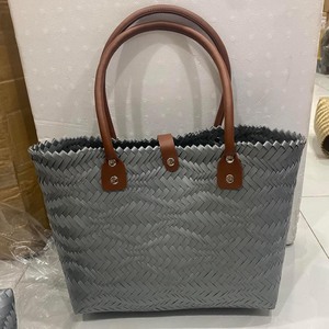 Bolsos de compras de plástico reciclado de diseño elegante de lujo baratos personalizados de última tendencia, bolsos tejidos a mano para mujer, bolsos de mano para mujer - Product Image 4