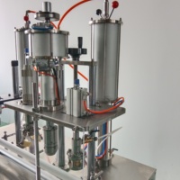 Machine de remplissage d'aérosols 3 en 1, machine automatique de remplissage et de sertissage de liquides et de gaz pour canettes aérosols