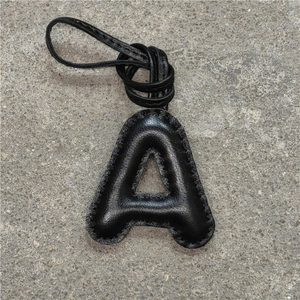 <span class=keywords><strong>Luxe</strong></span> fait à la main cousu véritable agneau cuir sac breloques Alphabets lettre porte-clés accessoire breloque initiale un pendentif cadeau pour les femmes - Product Image 3