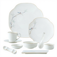 Nouvel ensemble de vaisselle élégant en porcelaine fine chinoise, finition lisse et brillante, avec bordure dorée et motifs imprimés, pour la table domestique