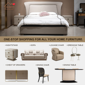 <span class=keywords><strong>Lit</strong></span> en cuir capitonné beige avec tête de <span class=keywords><strong>lit</strong></span> à volants |   Meubles de chambre à coucher King Size avec finitions dorées - Product Image 1