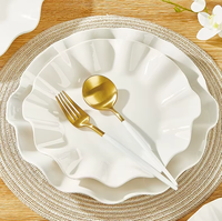 Ensemble d'assiettes de dîner en céramique blanche émaillée de forme irrégulière 2026, ensemble d'assiettes de présentation décoratives en céramique à volants pour événements de mariage