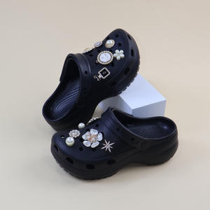 Sandales sabots blanches pour filles avec décorations de perles et fleurs, bout fermé, antidérapantes, semelle souple, chaussures de plage pour enfants, style été - Product Image 4