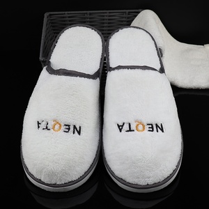 <span class=keywords><strong>Hotel</strong></span> de 5 estrellas artículos de tocador de lujo blanco personalizado suministros de <span class=keywords><strong>hotel</strong></span> de lana de coral zapatillas - Product Image 2