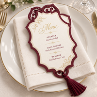Cartes de menu de luxe bordeaux et or avec des bordures découpées ornées et des pompons