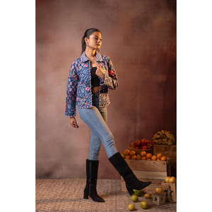 Veste courte d'hiver en tricot matelassé à motifs floraux |   Coton bleu à imprimé botanique style Kantha |   Fait main, réversible, style bohème - Product Image 5