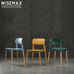 WISEMAX FURNITURE <span class=keywords><strong>Sedie</strong></span> in Plastica di Alta Qualità con Seduta in PP, <span class=keywords><strong>Sedie</strong></span> Impilabili per Sala da Pranzo con <span class=keywords><strong>Gambe</strong></span> in <span class=keywords><strong>Legno</strong></span> Massello - Product Image 1