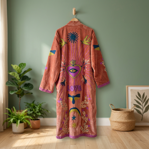 Veste Kimono Longue en Velours Rose Brodé Suzani Fait Main Indien, Motif Cœur Sacré et Œil Maléfique LOVE, Style Vintage, Vente en Gros - Product Image 2